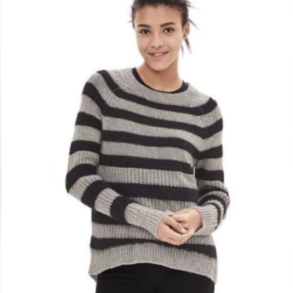 💕BANANA REPUBLIC💕 Crew Neck Striped Sweater M - Picture 1 of 6